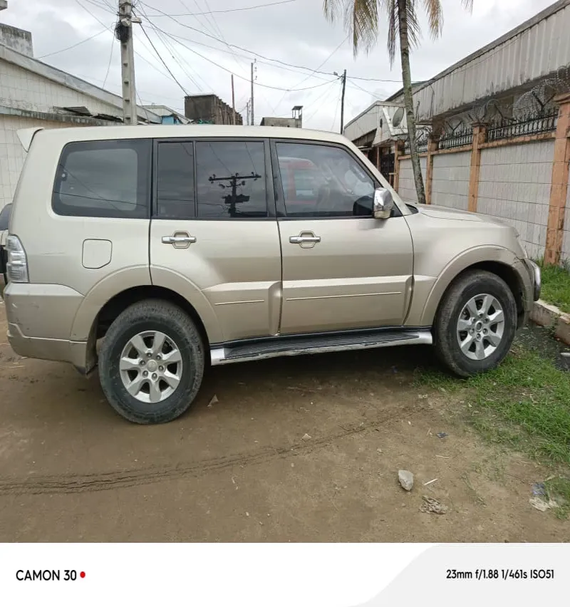 Mitsubishi Pajero 2015 occasion Cameroun boîte automatique moteur essence (V6) climatisation d'origine peinture d'origine avec 4x4