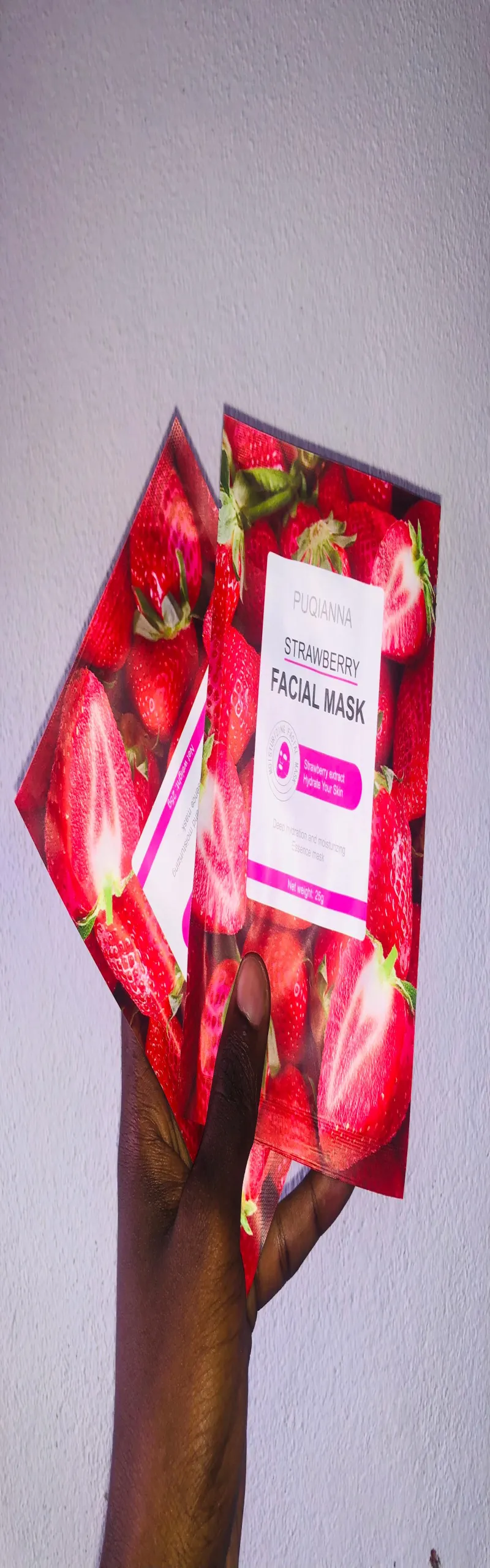 Vends les masques faciaux pour une hydratation de la peau et l'enrichissement de celle ci en collagène
