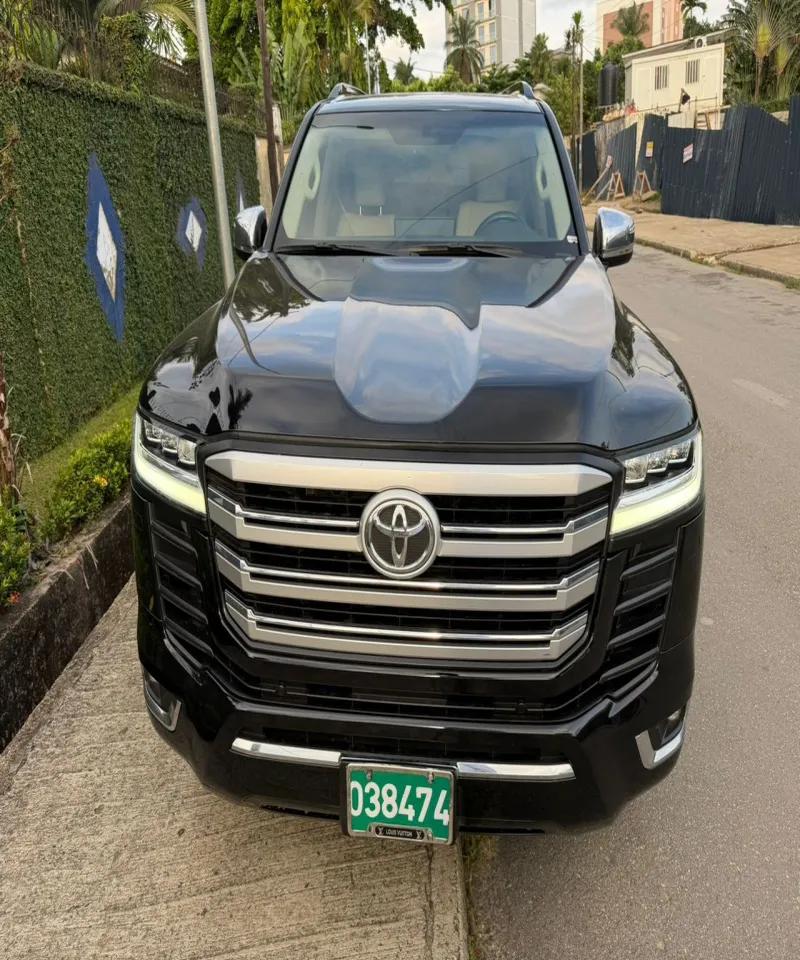 TOYOTA LANDCRUISER VX ANNÉE 2023 DIESEL TWIN TURBO À VENDRE DOUALA 